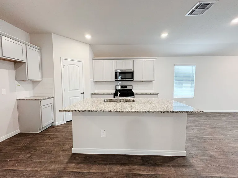 1207 Camden Ln — Photo 8