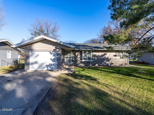616 Park Dr, Grand Forks, ND 58201