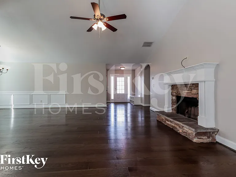 114 Colonial Ct — Photo 2