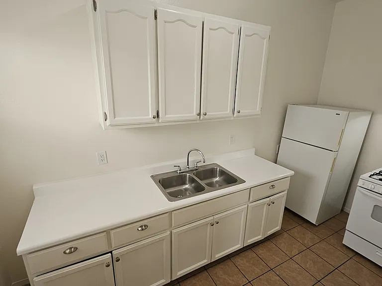 743 S Burlington Ave #4 — Photo 9