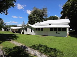 704 N Front St, Kansas, IL 61933