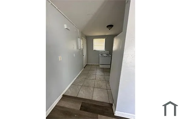 Building Photo - 1305 W 6th St #1
