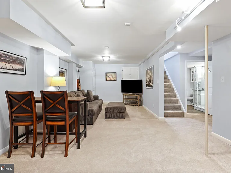 6915 Farragut Ave — Photo 18
