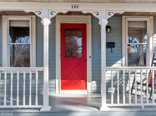 101 Sandholm St, Geneva, IL 60134