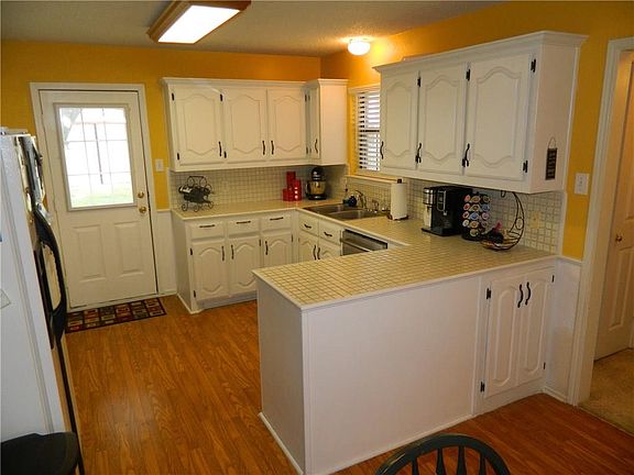 2nd image of 105 Creekview Dr