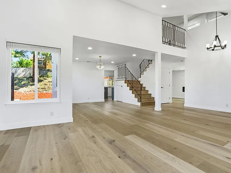 124 Erin Dr — Photo 3
