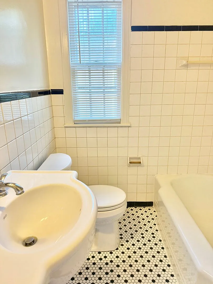 Adorable 2 Bedroom Between N Josephine Boyd & Battleground Ave! — Photo 4