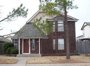 2111 Briarcliff Dr, Moore, OK 73170