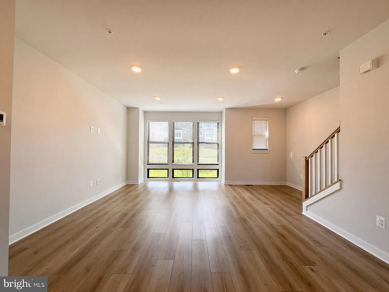 3 bed, 4.0 bath, 1624 sqft, $3,700 — Photo 3
