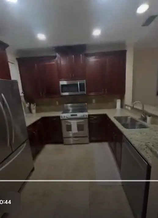 3 bed, 2.5 bath, 1350 sqft, $2,400 — Photo 3