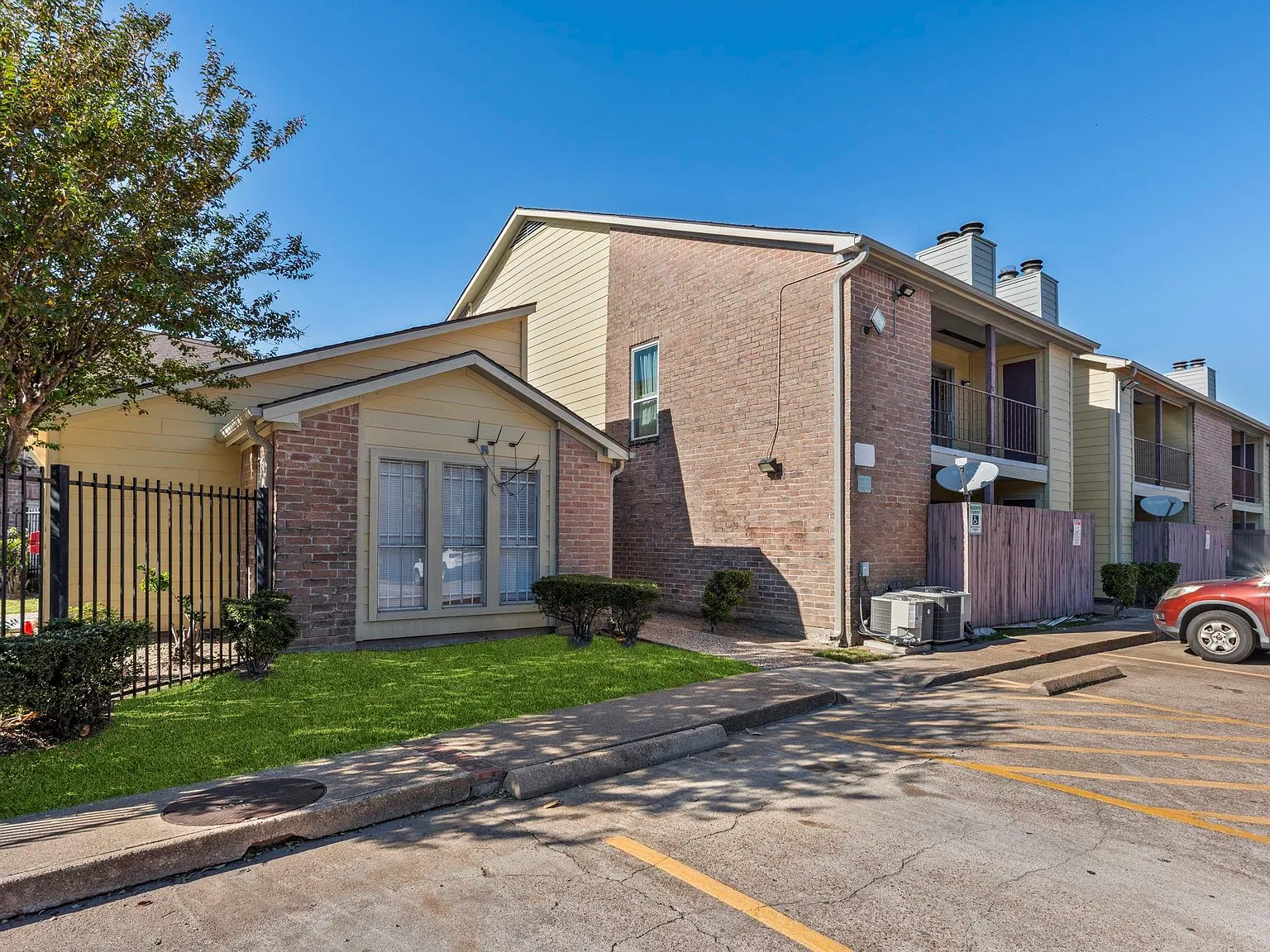 1 bed, 1.0 bath, 684 sqft, $1,000 — Photo 3
