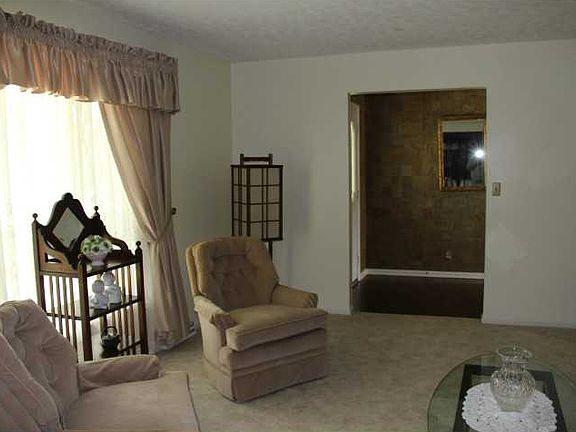 3rd image of 835 Stratford Dr