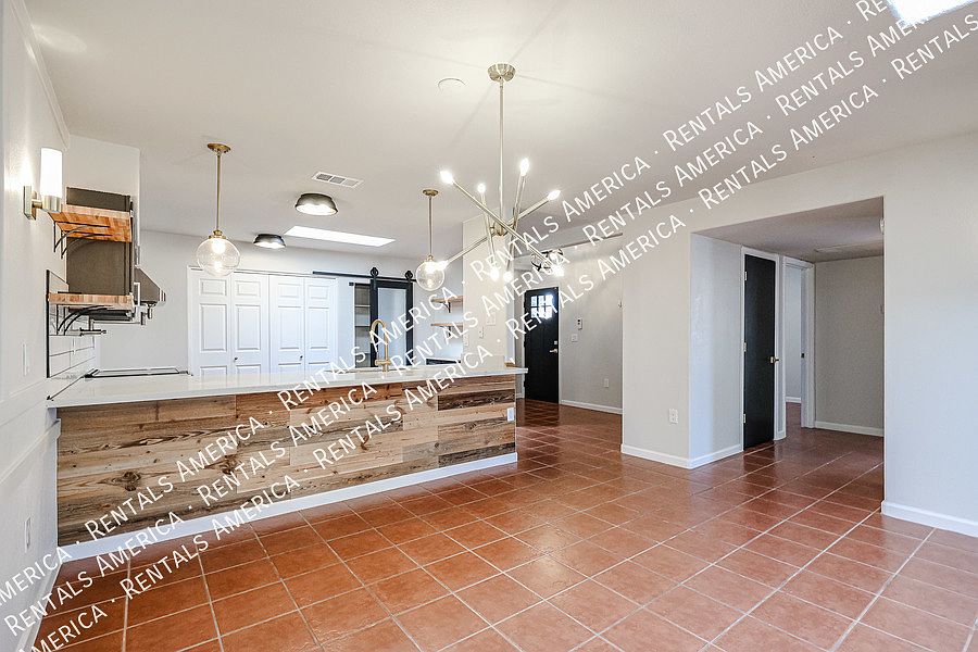 1st image of 1413 N Oak St