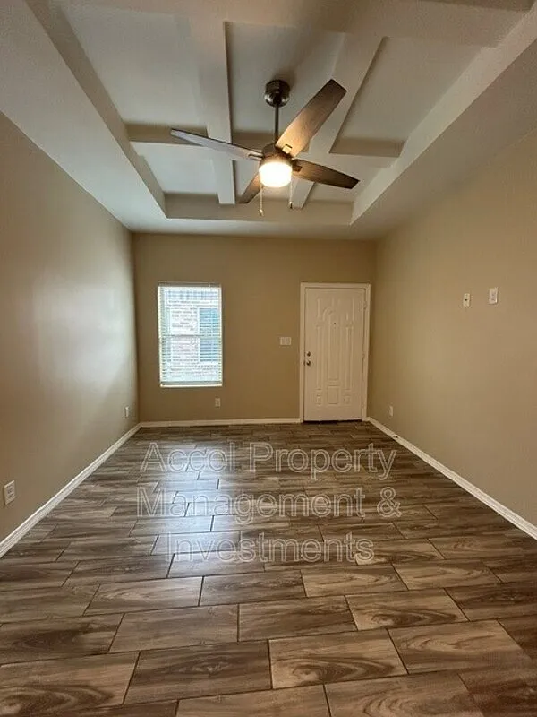 1008 W La Pointe Ave — Photo 2