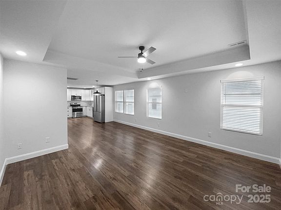 3rd image of 118 W Lee Ave