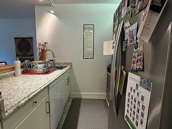5th image of 415 E 37th St APT 32K