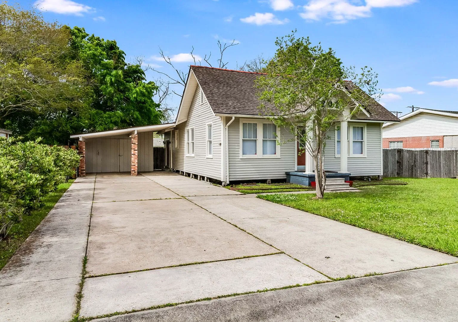 Adorable renovated Cottage Style home in Broadmoor School District with Large Yard — Photo 2