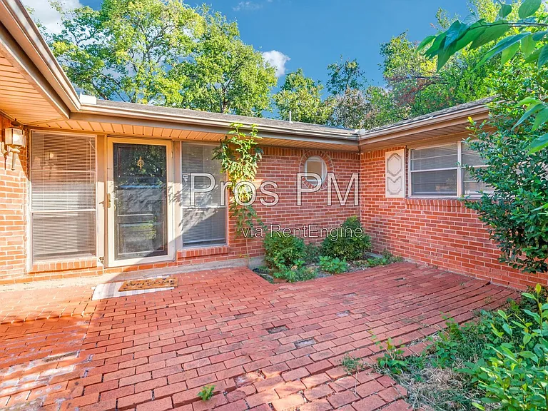 2101 Bradford Dr — Photo 9