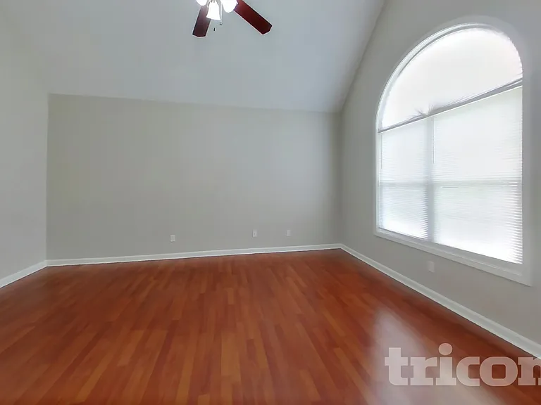 1303 N Hampton Dr — Photo 3