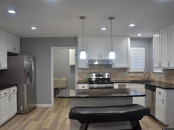 3rd image of 215 Oakcrest Dr