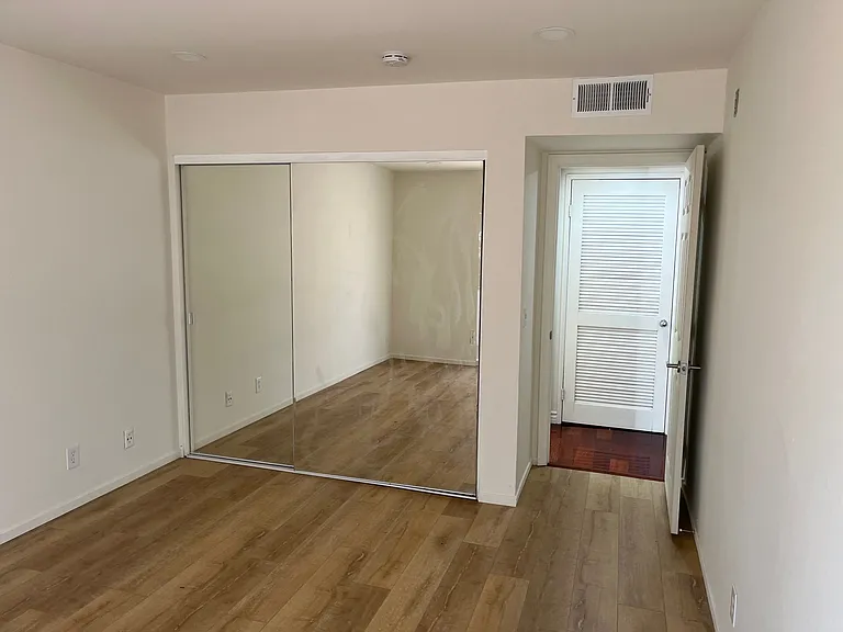 14610 Erwin St #208 — Photo 10