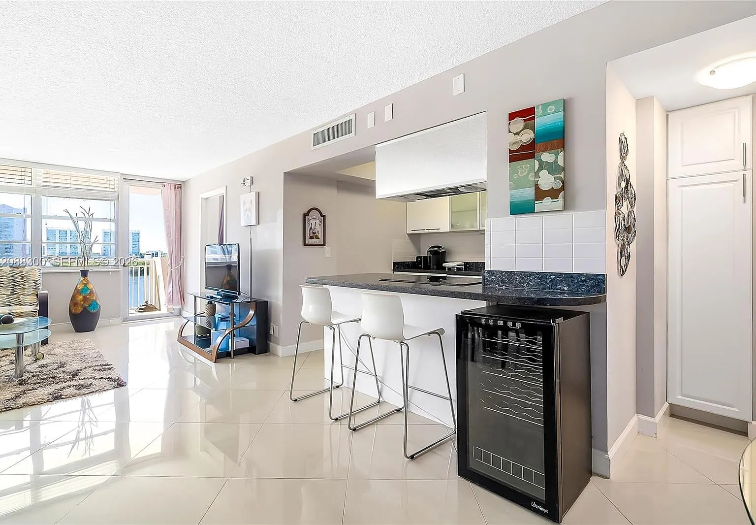 Winston Towers 100 Condo — Photo 2