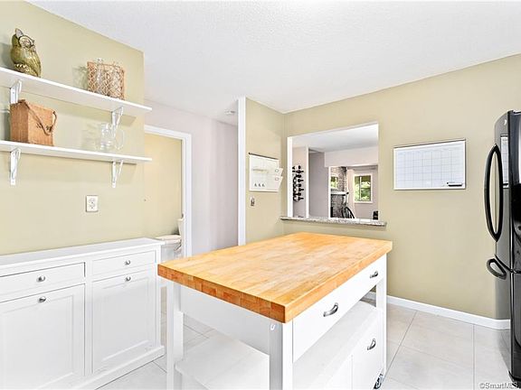 3rd image of 305 Summer Hill Dr Unit 305