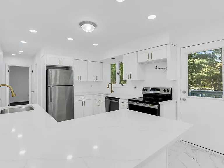 2556 Woodland Rd — Photo 18