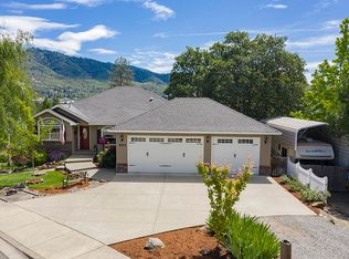 953 NW Valley View Dr, Grants Pass, OR 97526
