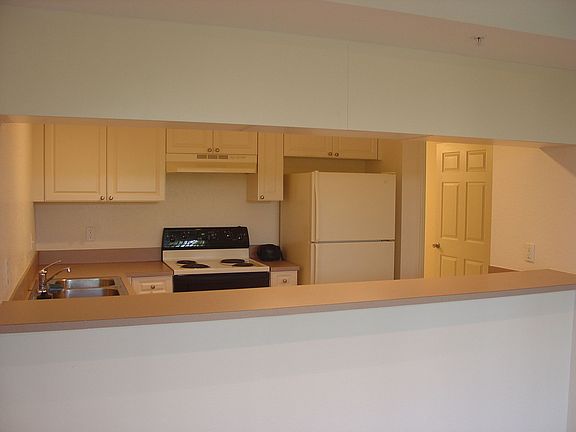 Kitchen w/pass through