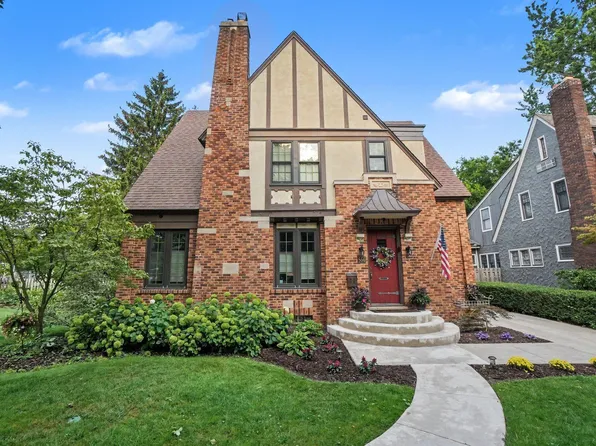 566 Lawndale Ct, Holland, MI 49423