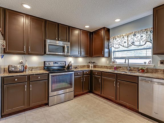 4th image of 3200 Litchfield Dr
