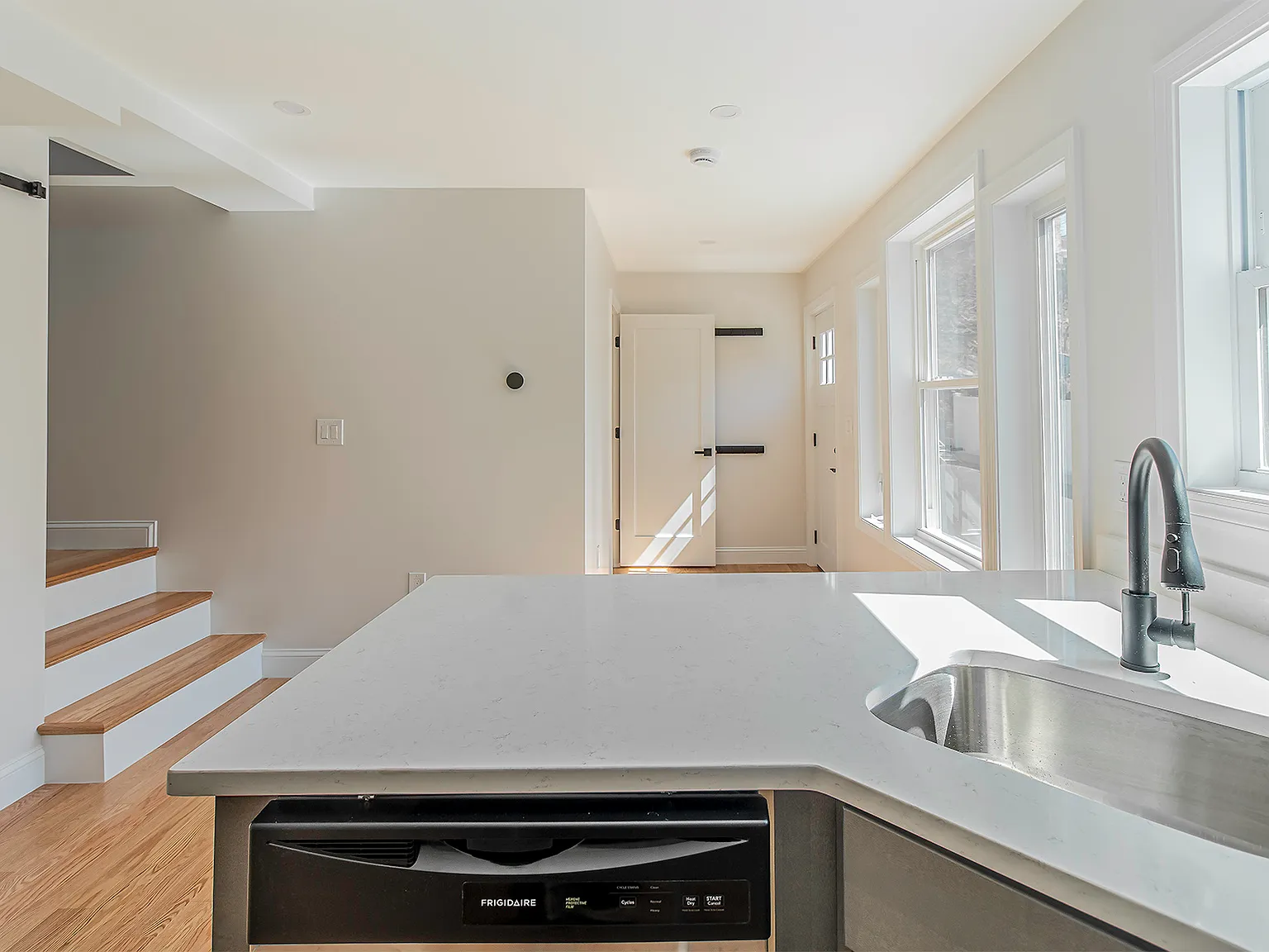 3 bed, 1000 sqft, $3,550 — Photo 4