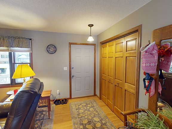 4th image of 909 Farmer Ave