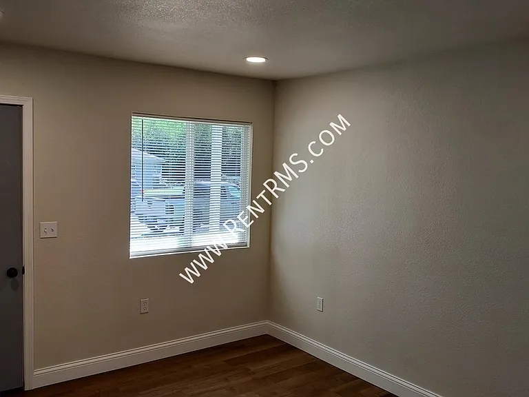 904 SW 33rd St — Photo 2