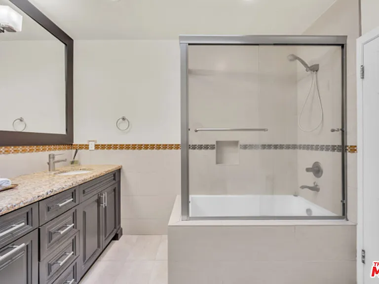 326 N Doheny Dr — Photo 14