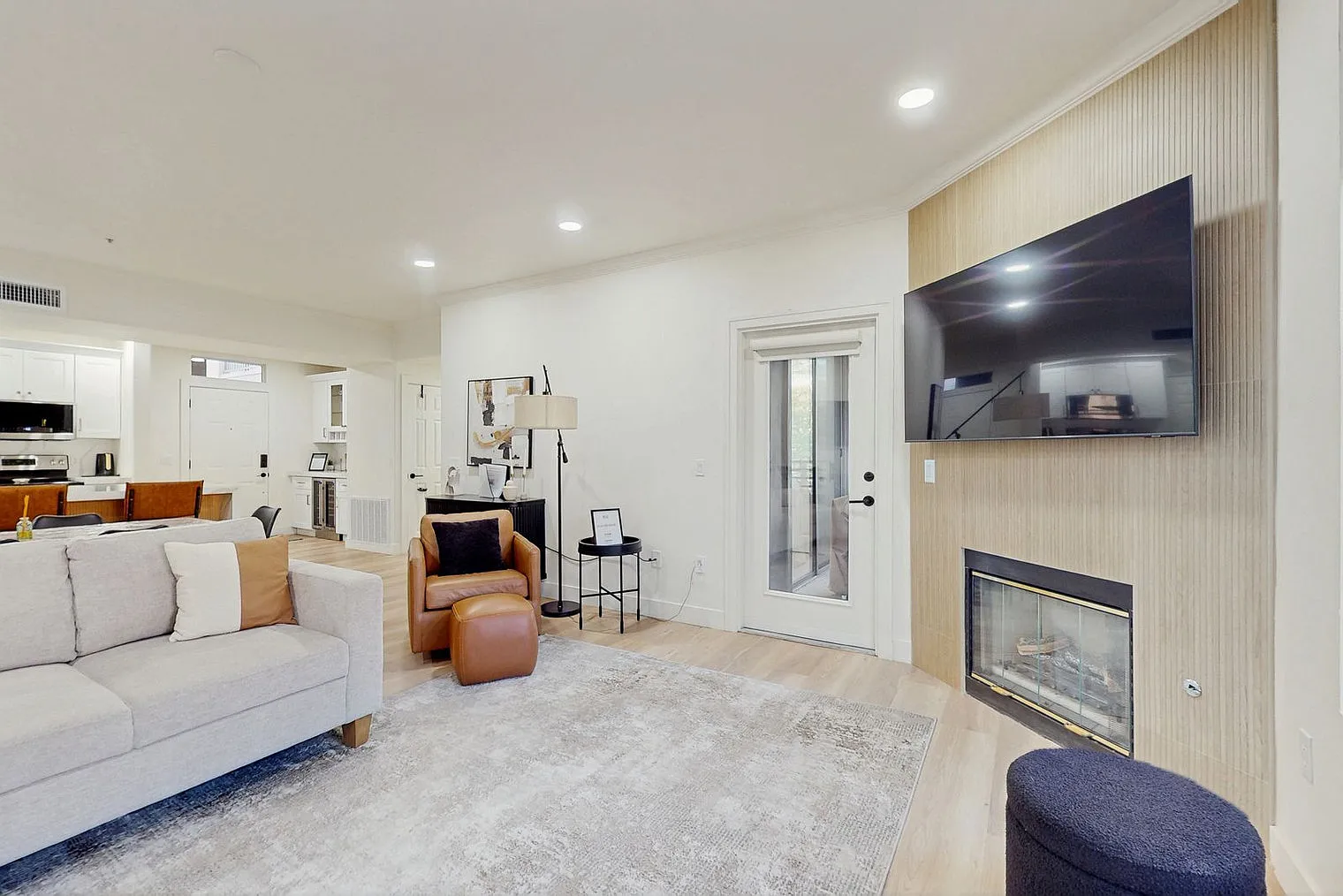 3 bed, 2.0 bath, 1323 sqft, $3,139 — Photo 4