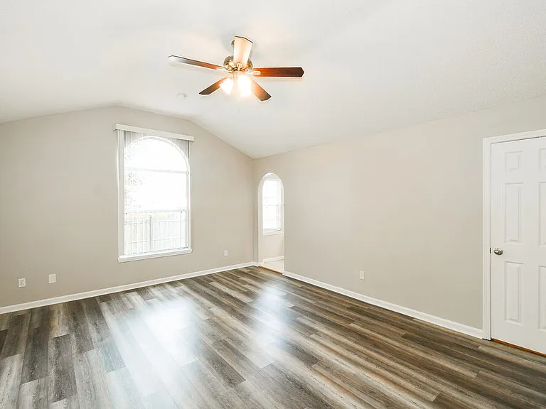 1126 E Brookwood Bluff Rd — Photo 8