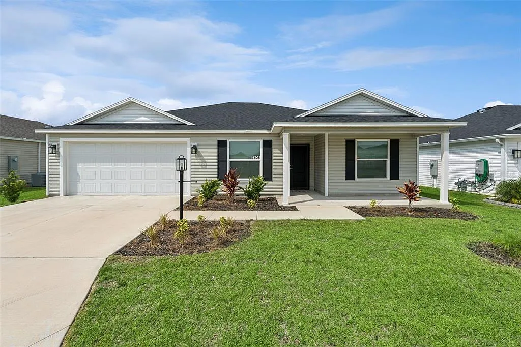 3 bed, 2.0 bath, 1431 sqft, $3,900 — Photo 1
