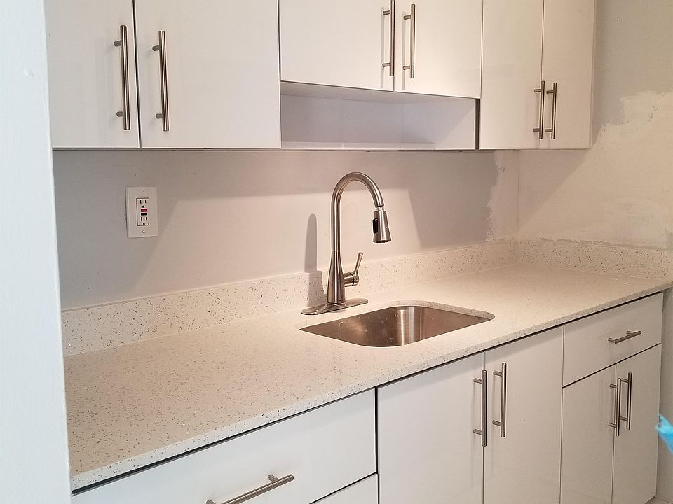 1st image of 615 NE 10th St #102