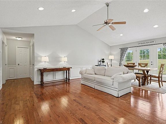 4th image of 251 Carriage Trace Ln