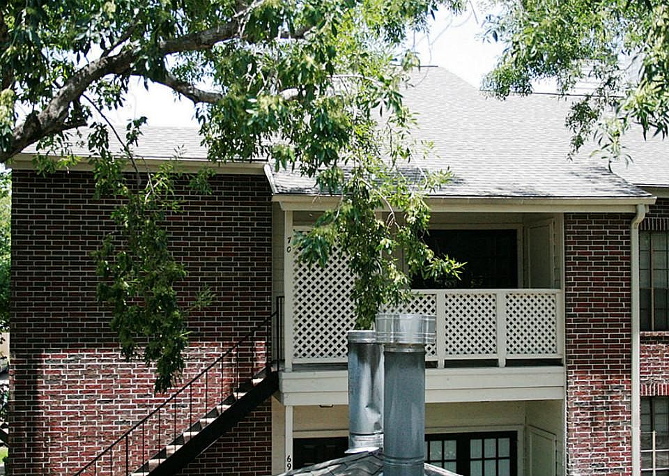 This home is in a great location. Walk to Dental School, Bus to Baylor, Shuttle to UT Med School. Near Metro, downtown, UH and Rice University.