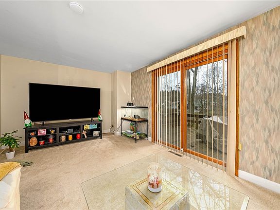4th image of 202 Parkwood Dr