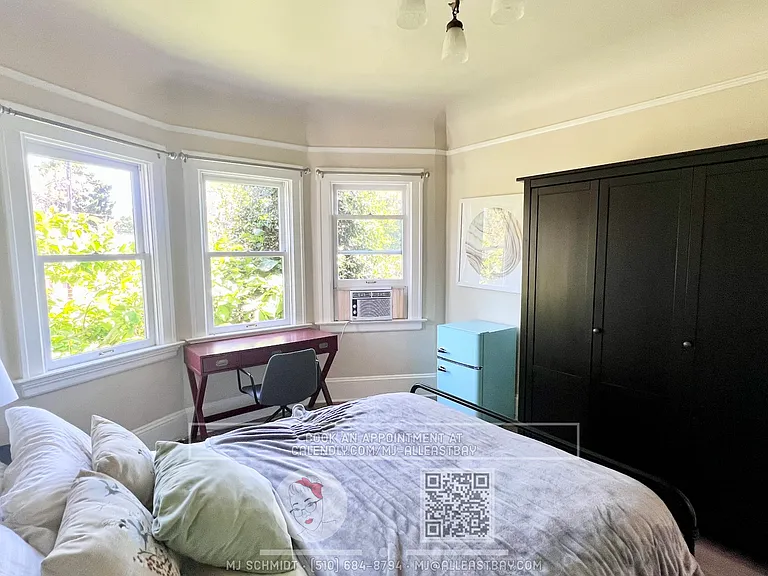 Large top floor 3 bedroom fully furnished walking distance to UC Berkeley Campus! — Photo 13