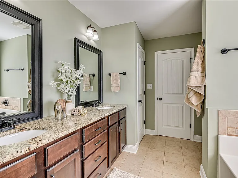 406 Saterlee Ct — Photo 45