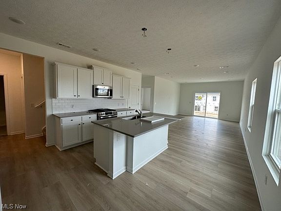 4th image of 415 Honeycrisp Dr NE