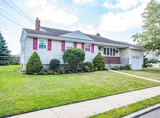 57 Prairie Ln, Lindenhurst, NY 11757