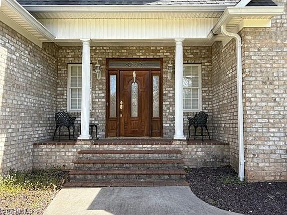 3rd image of 1633 Skyland Dr