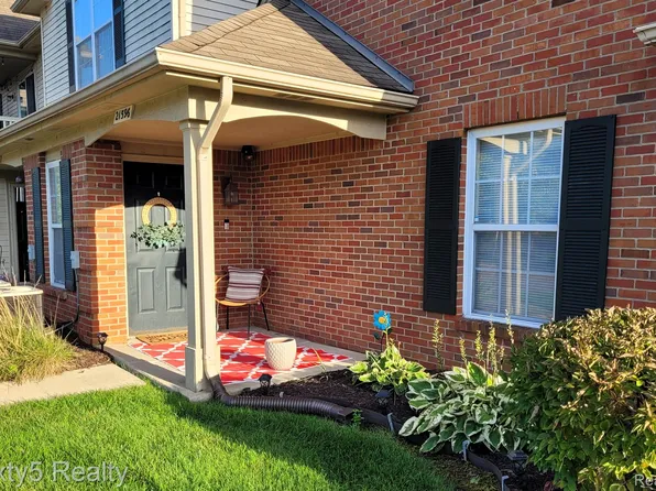 21596 Majestic Dr, Brownstown, MI 48183