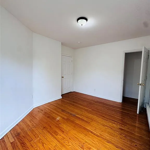 910 E 28th St — Photo 5